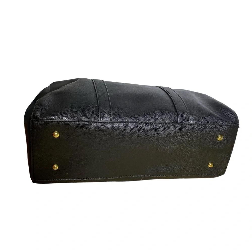 Kenneth Cole Reaction this roomy